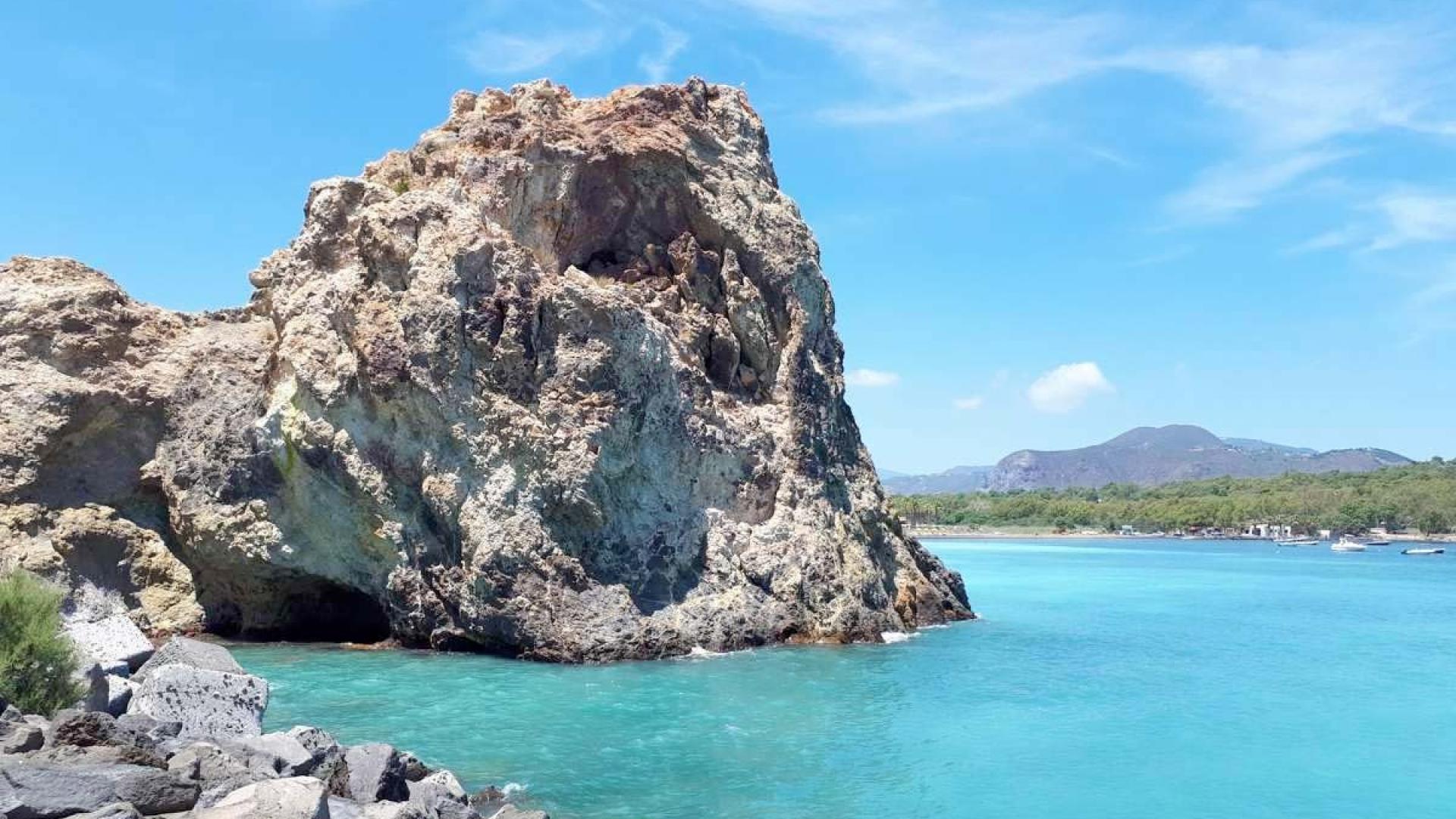 Mare turchese, scogliere maestose, cielo limpido: un paradiso naturale da sogno.