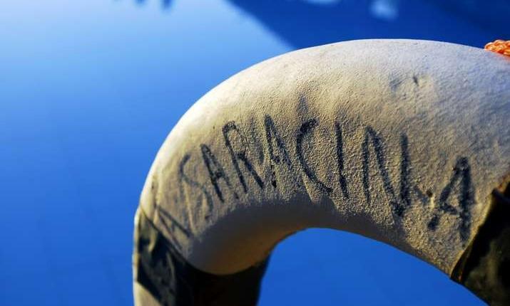 Salvagente su sfondo blu, evoca sicurezza e serenità vicino all'acqua.